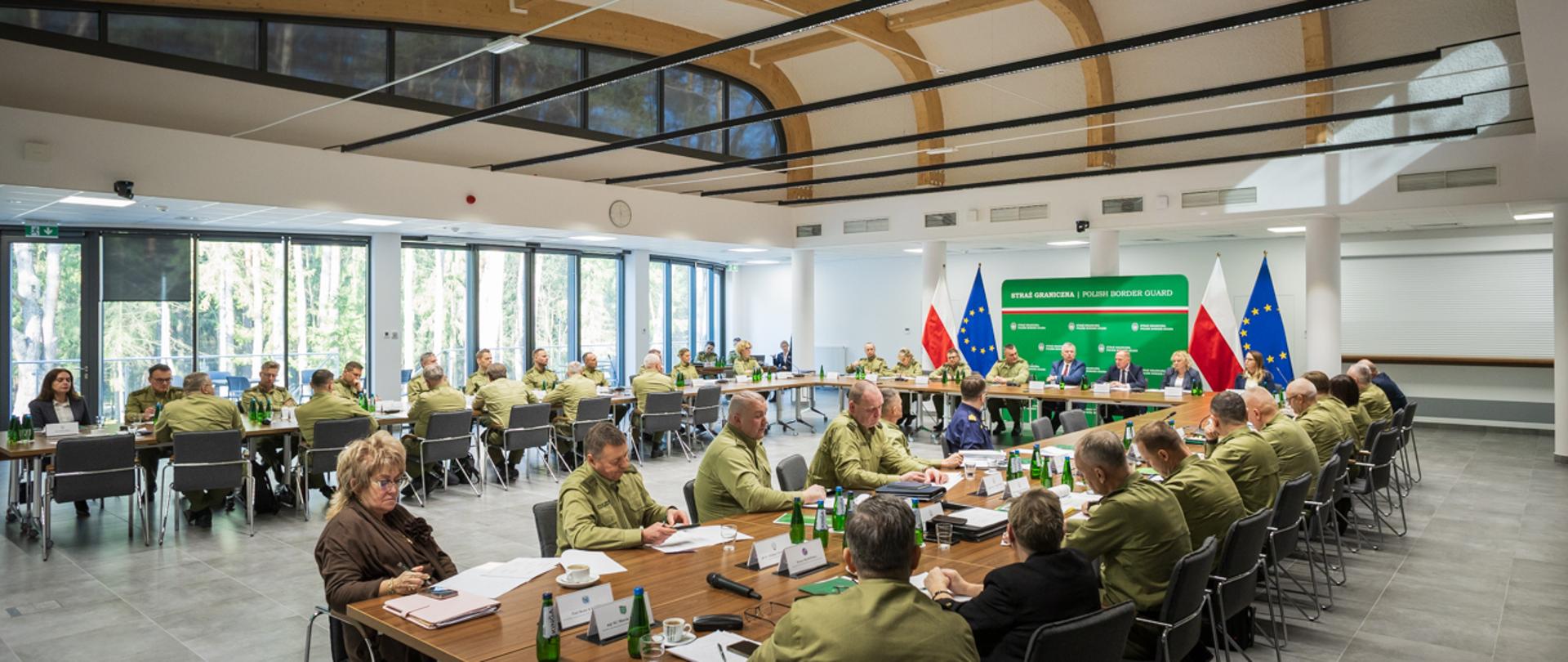 Minister Tomasz Siemoniak oraz wiceminister Czesław Mroczek uczestniczyli w odprawie służbowej kadry kierowniczej Straży Granicznej w Otwocku.