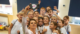 Uczniowie z minister Emilewicz robią sobie selfie