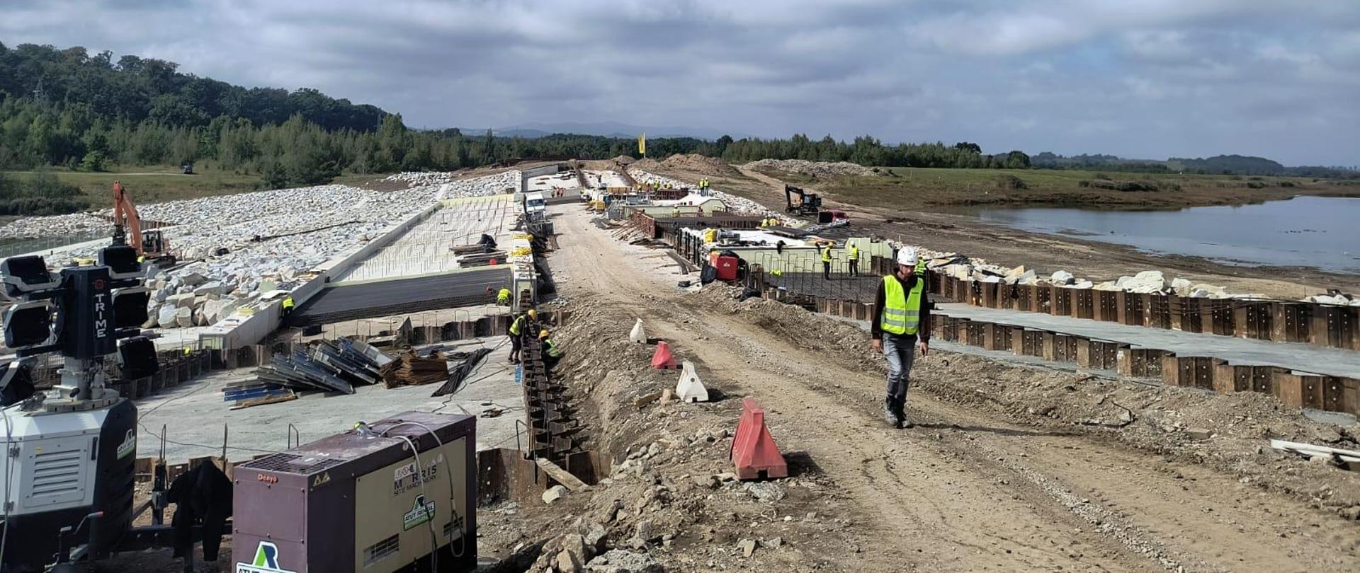 Zabezpieczanie zbiornika Topola