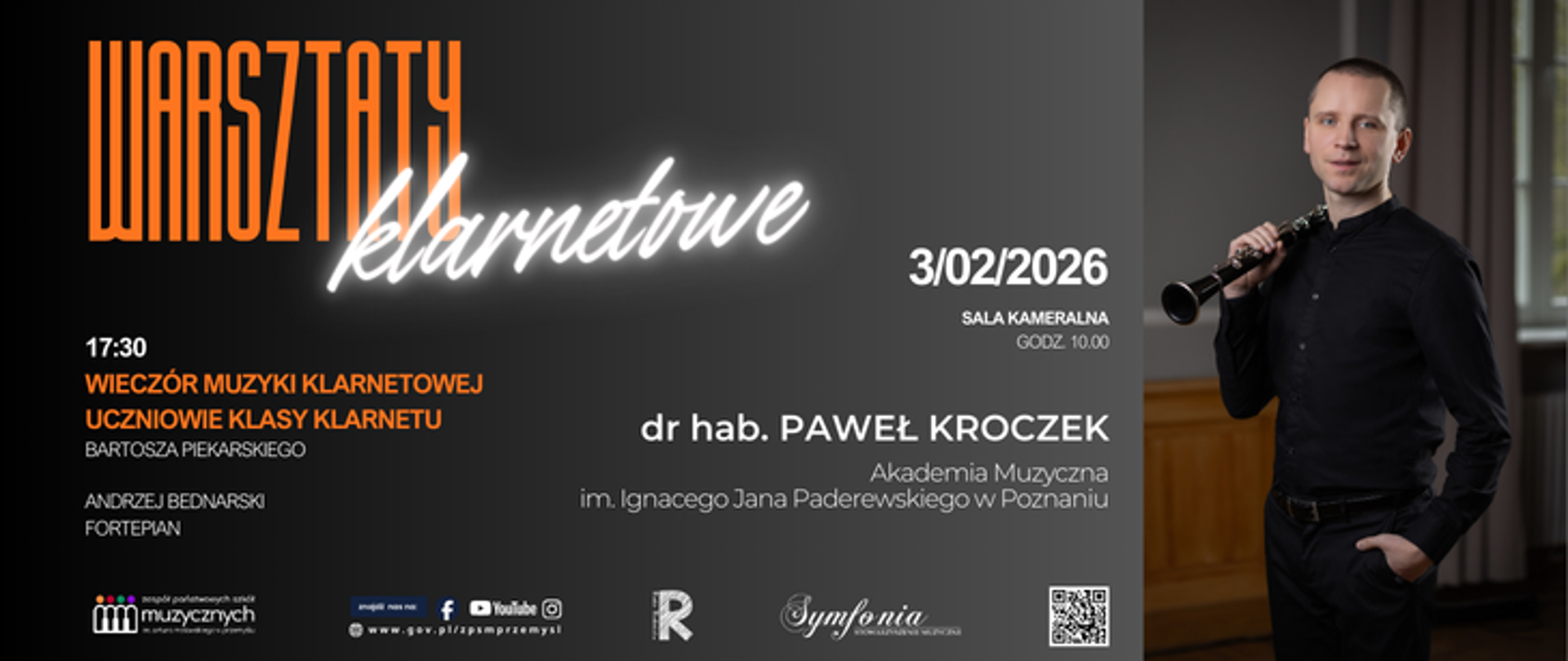 Plakat promujący wydarzenie „Warsztaty klarnetowe”. Po lewej stronie na ciemnym tle duży napis: „WARSZTATY klarnetowe”. Poniżej informacje: godzina 17:30, „Wieczór muzyki klarnetowej”, „Uczniowie klasy klarnetu Bartosza Piekarskiego”. Wymienieni wykonawcy: Andrzej Bednarski – fortepian. Pośrodku plakatu data: 3/02/2026, miejsce: Sala Kameralna, godz. 19:00. Podane nazwisko gościa: dr hab. Paweł Kroczek, Akademia Muzyczna im. Ignacego Jana Paderewskiego w Poznaniu. Na dole logotypy instytucji partnerskich i kod QR. Po prawej stronie zdjęcie mężczyzny w czarnym stroju, trzymającego klarnet, stojącego w jasnym wnętrzu sali.