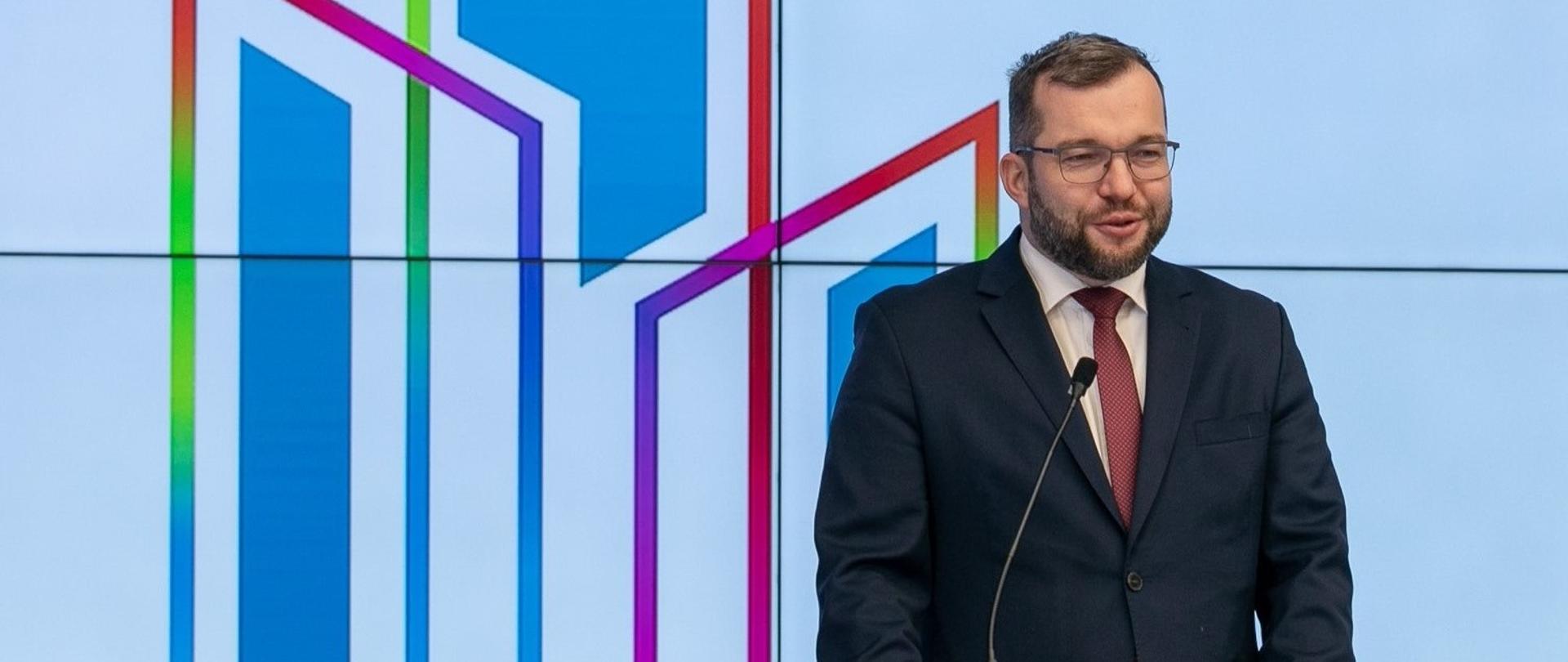 Minister Grzegorz Puda przed mikrofonem