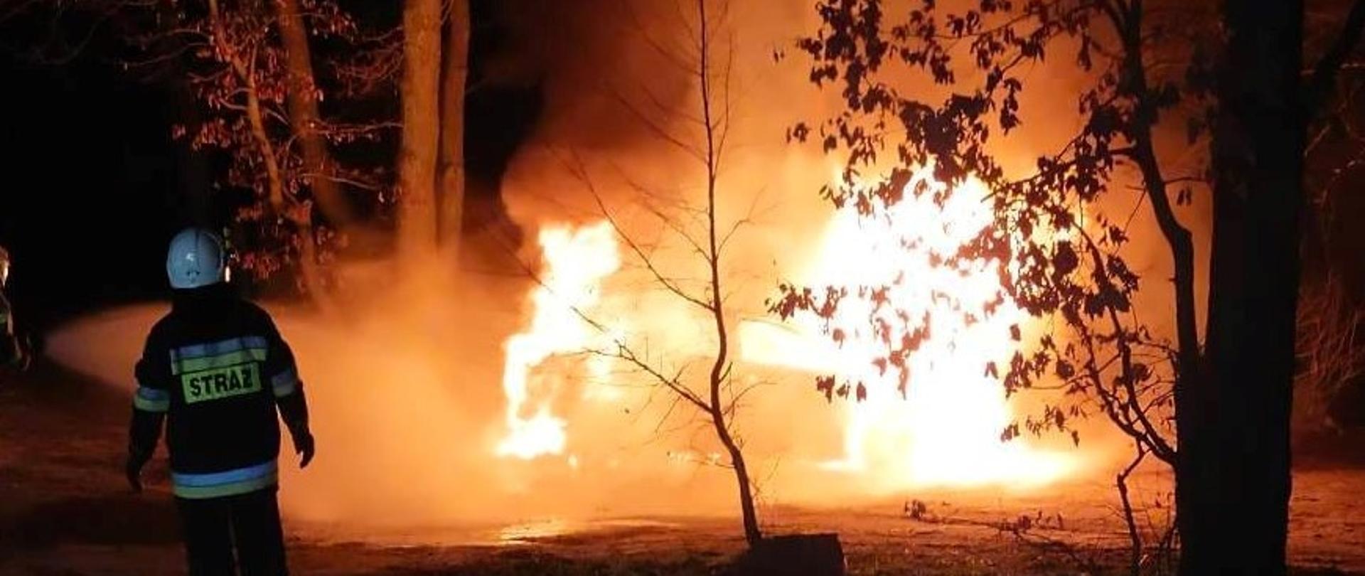 Objęty pożarem samochód osobowy