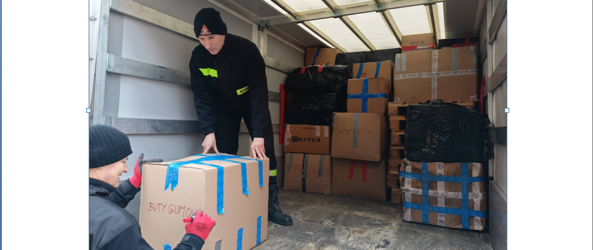 Strażacy KP PSP w Oleśnicy przygotowują transport sprzętu na Ukrainę. 