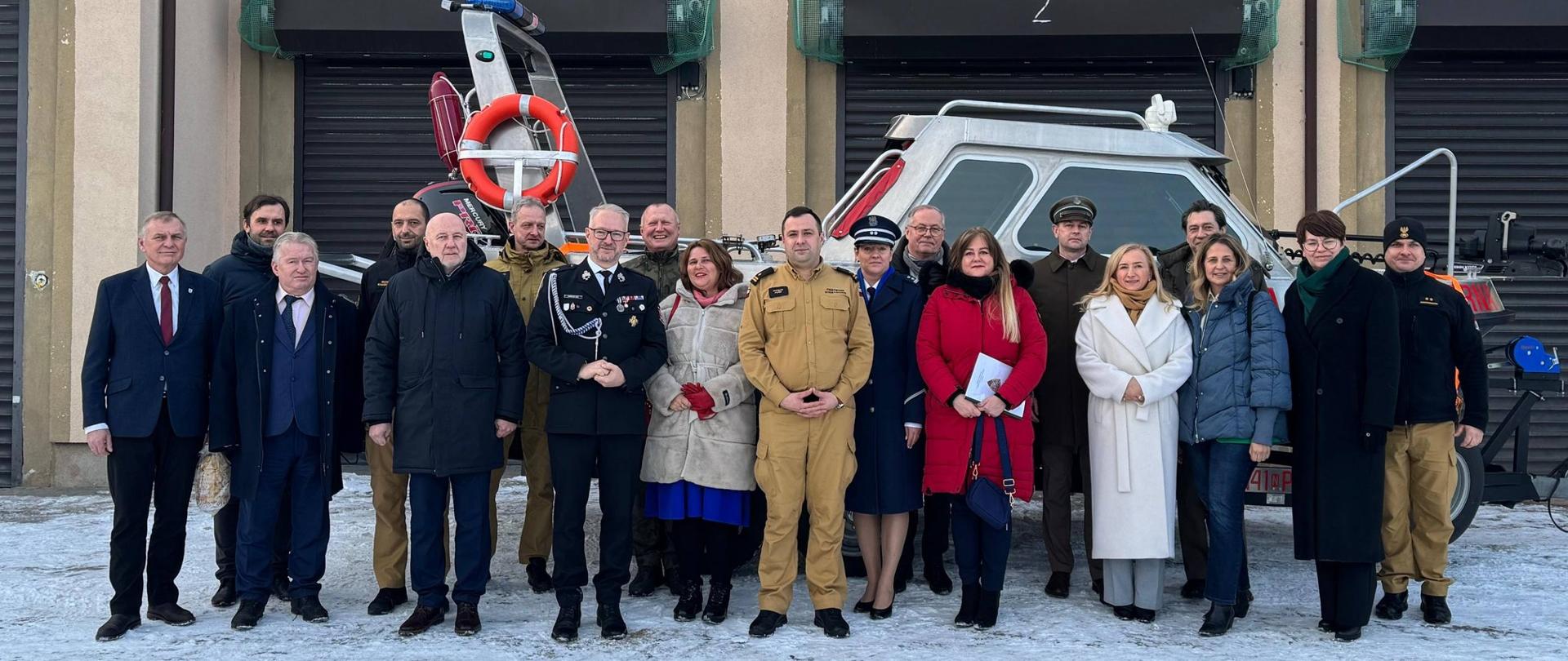 Wojewoda z przedstawicielami służb i samorządów.