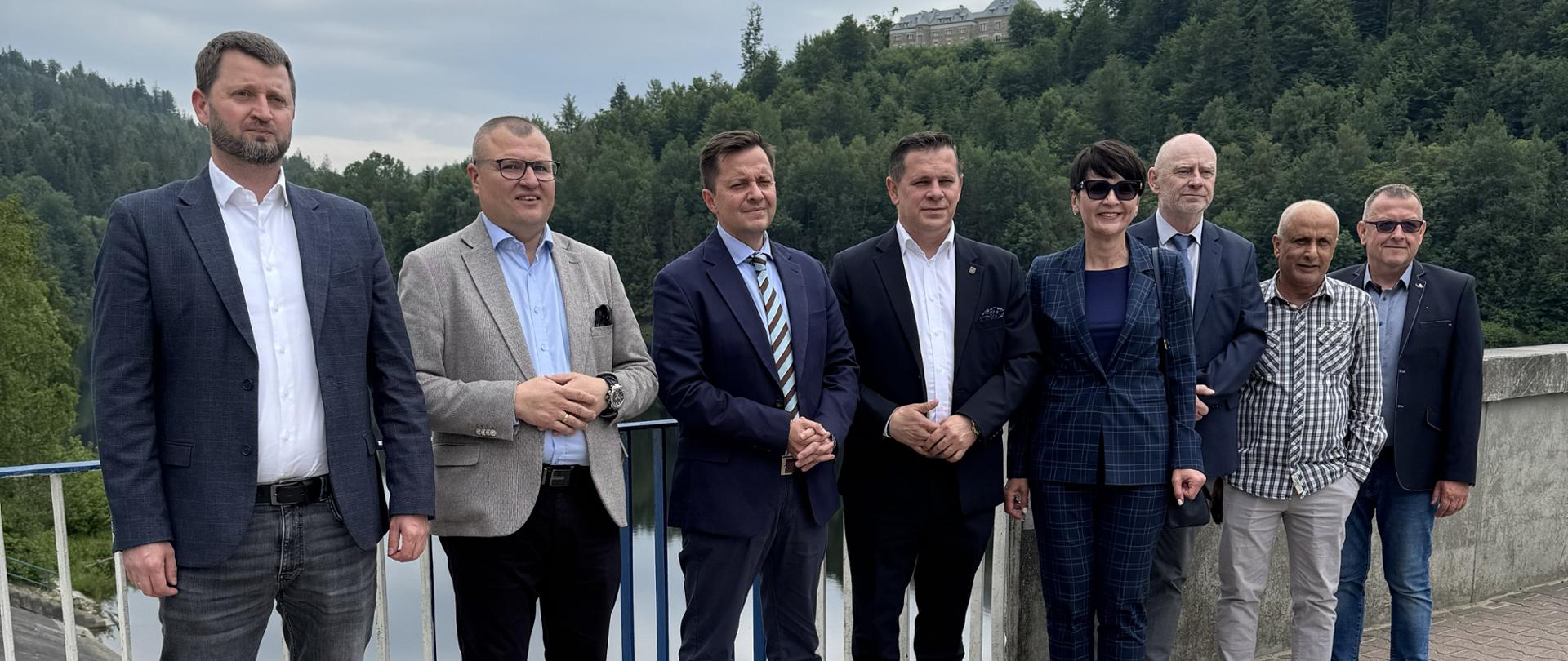 Spotkanie prezesa Wód Polskich Mateusza Balcerowicza i wiceprezesa Wód Polskich Marcina Jarzyńskiego z Tomaszem Bujokiem - Burmistrzem Wisły oraz Beatą Halamą – prezes Wodociągów Ziemi Cieszyńskiej w obecności m.in. Jana Grygiera – dyrektora Wód Polskich w Gliwicach