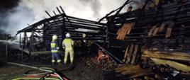 Spalone konstrukcje stodół oraz strażacy