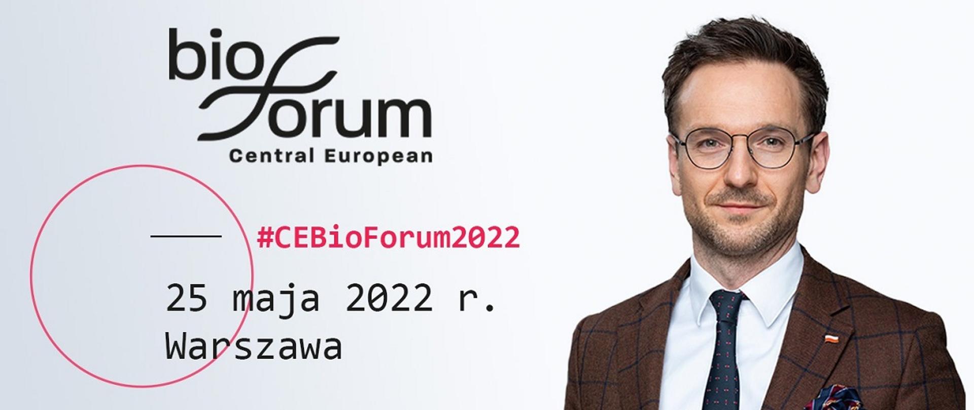 Minister rozwoju i technologii Waldemar Buda na CEBioForum, po prawej zdjęcie przedstawiające Waldemara Budę, po lewej logo forum 