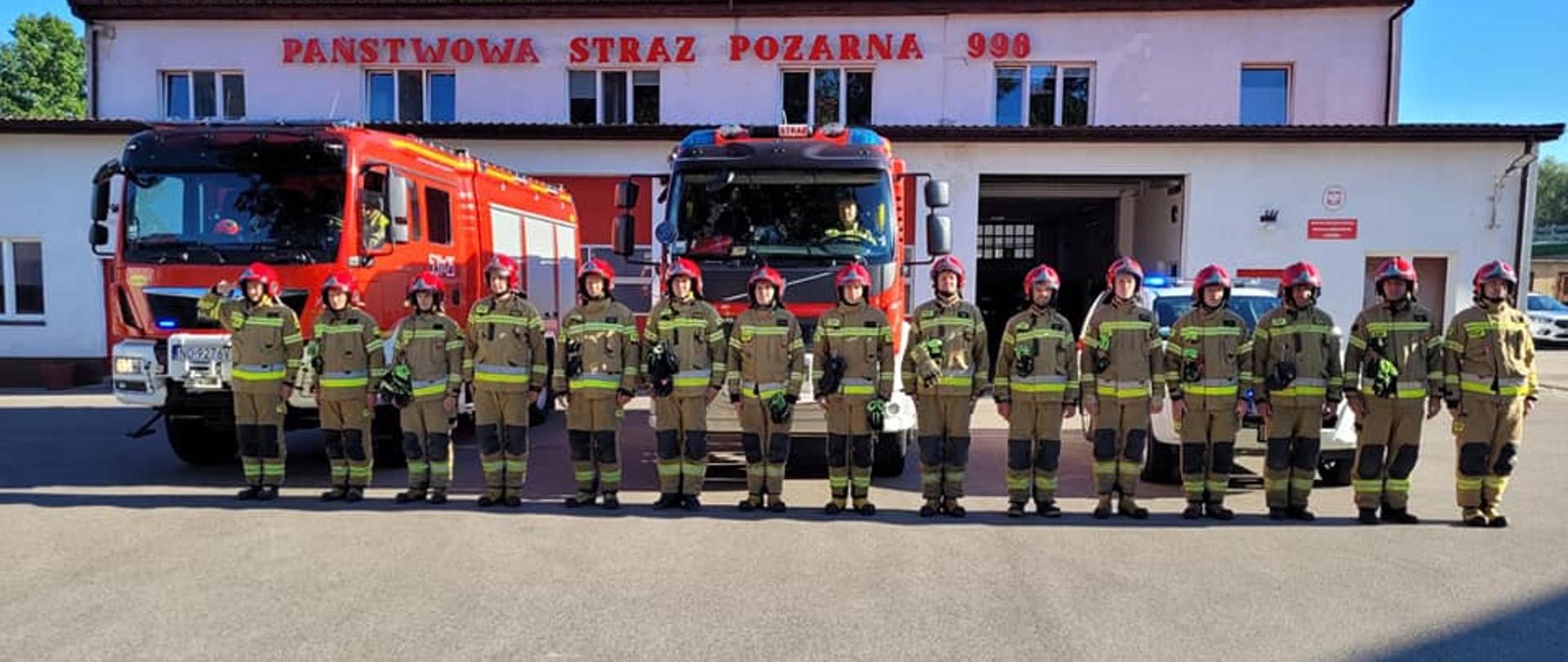 Strażacy z JRG Ostróda stoją na zbiórce ku pamięci tragicznie zmarłego strażaka z KG PSP. 