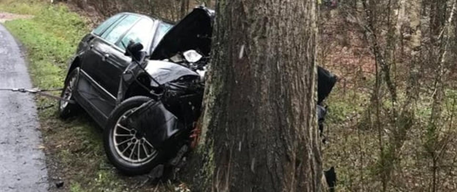 Zdjęcie przedstawia rozbity samochód osobowy marki BMW.
