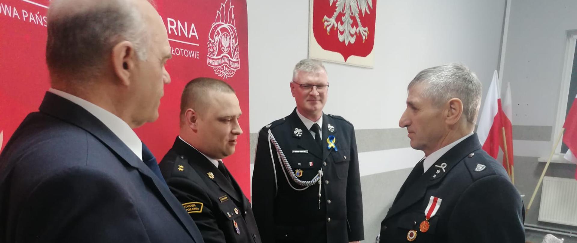 Na zdjęciu Władze KP PSP Złotów oraz Starostwa w Złotowie wraz z druhem który odbiera świadczenie