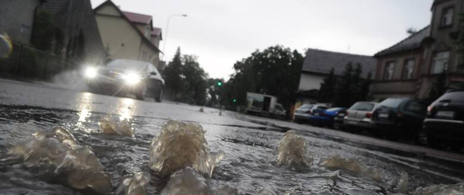 Woda zalewa ulicę