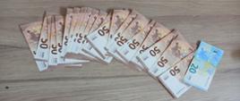 Banknoty o nominale 50 i 20 euro. 