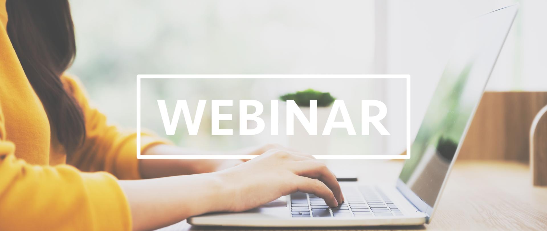 Kobieta w żółtym swetrze siedzi przy laptopie, ujęcie z boku. Na obrazku napis webinar