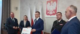 Na zdjęciu uroczyste wręczenie promes na zakup samochodu dla Ochotniczej Straży Pożarnej w Ciemięrzowicach