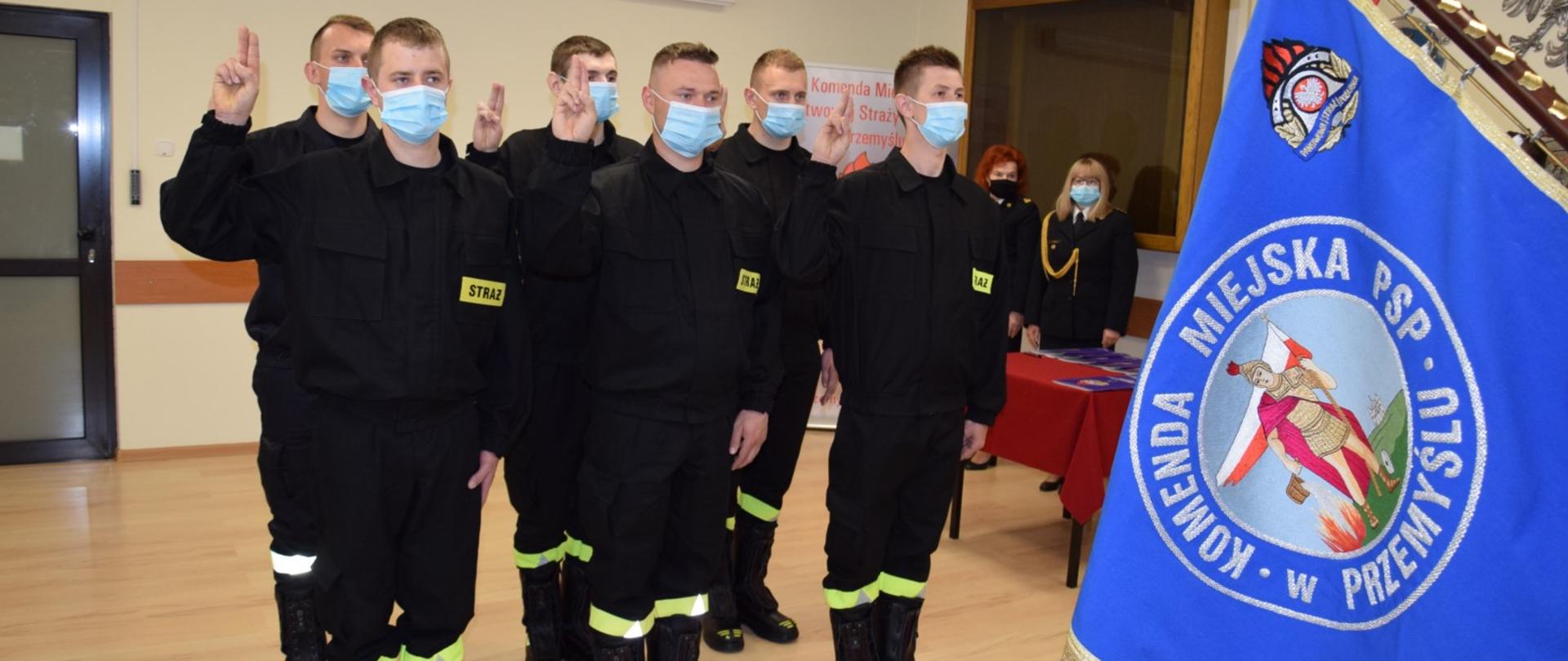 Na zajęciu strażacy składający ślubowanie