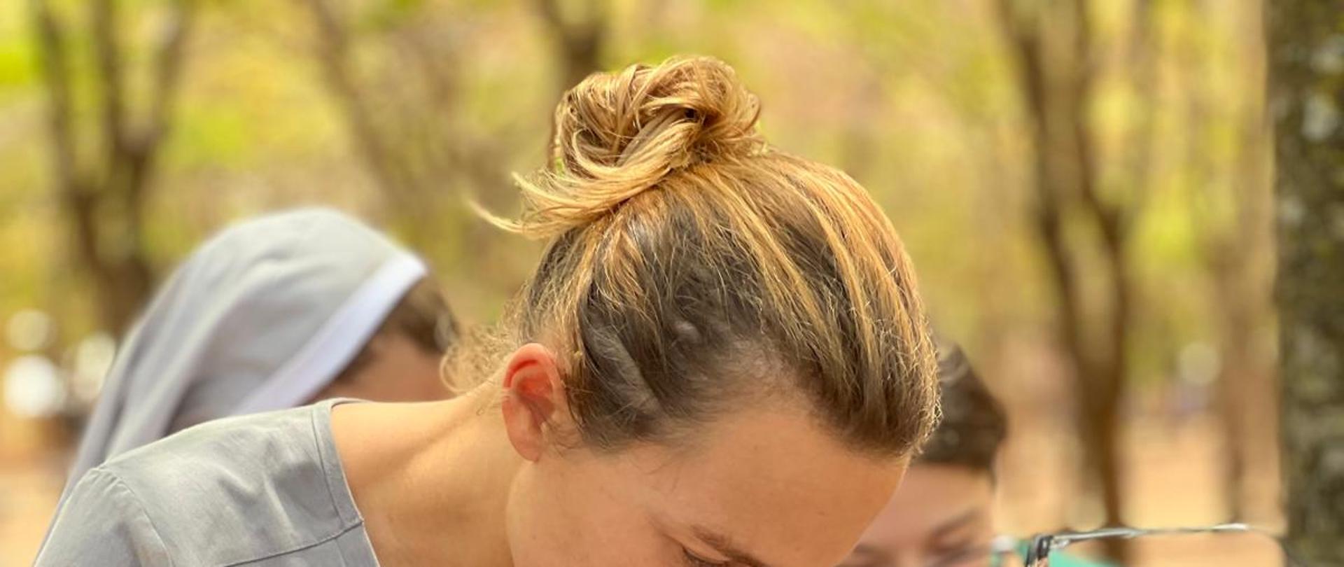 Kobieta bada skórę głowy Albinosa