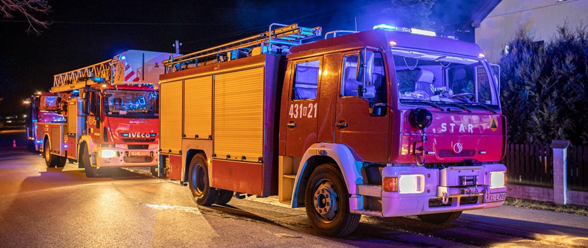 Samochody strażackie biorące udział w działaniach gaśniczych.