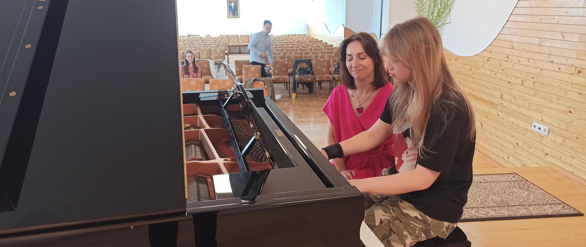 uczennica podczas ćwicząca warsztatów