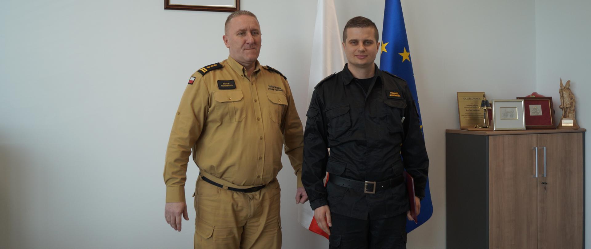 Zdjęcie przedstawia komendanta powiatowego PSP we Wrześni i dowódcy JRG.