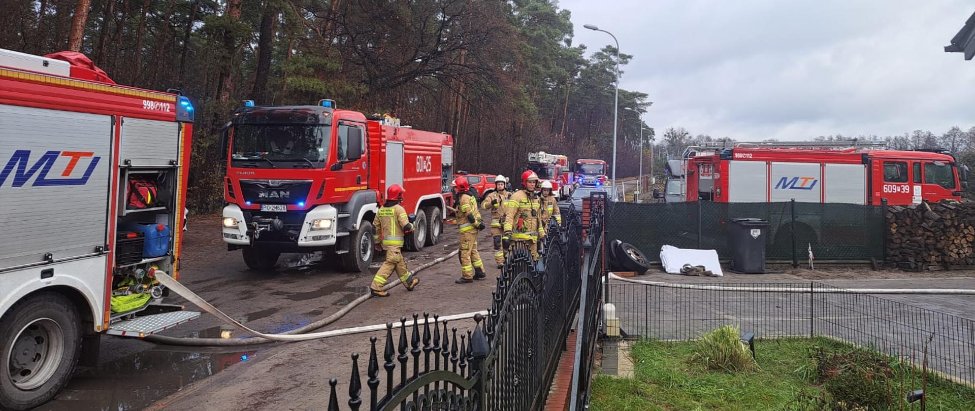 Zastępy straży pożarnej na miejscu prowadzonych działań.