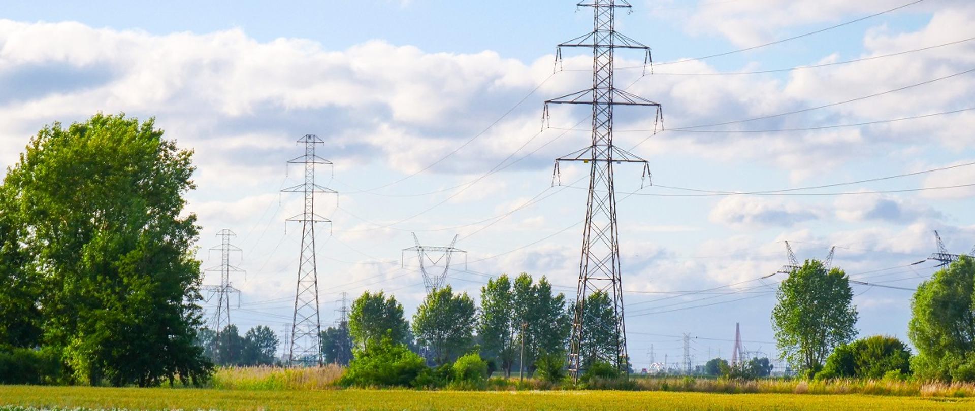 Sieci elektroenergetyczne, łąka, błękitne niebo