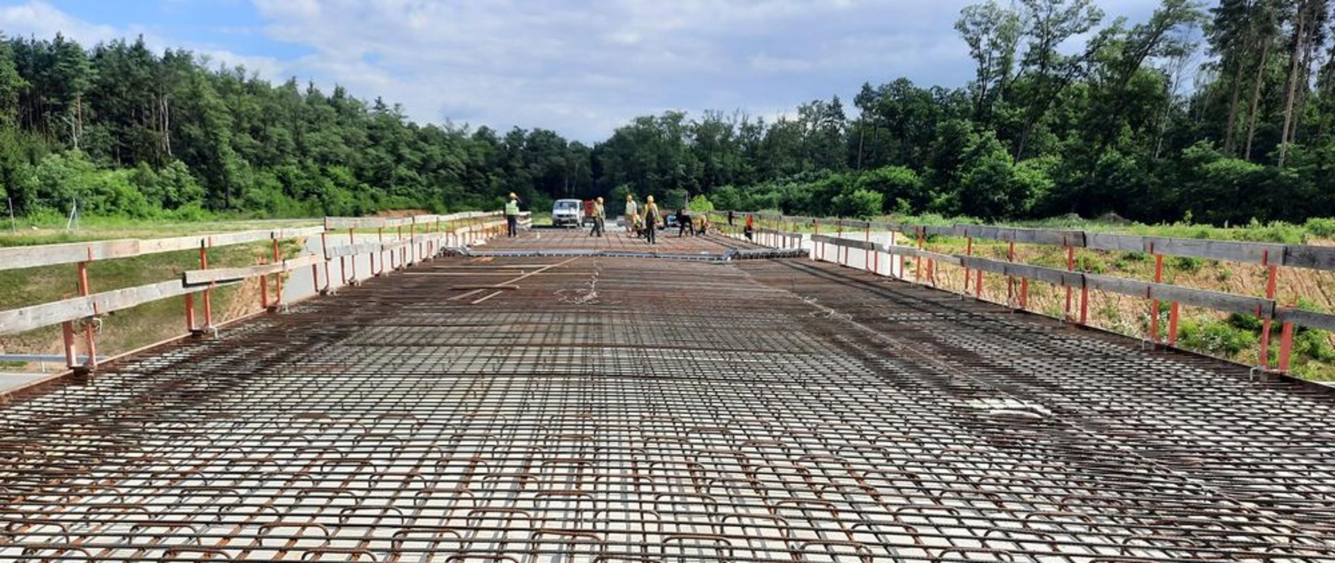 Na zdjęciu widac plac budowy oraz zbrojenie nadbetonu