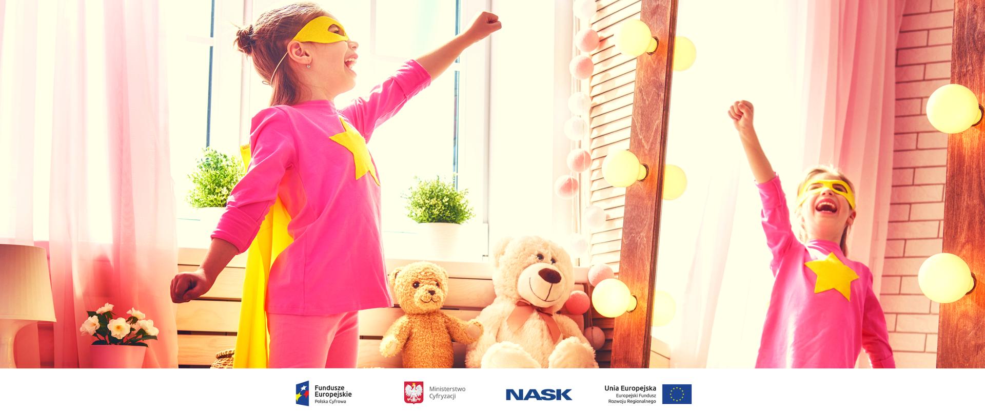 Na zdjęciu widać dziewczynkę przebraną za superbohatera. Na dole zdjęcia umieszczone są logotypy: Fundusze Europejskie. Polska Cyfrowa, Ministerstwo Cyfryzacji, NASK oraz Unia Europejska. Europejski Fundusz Rozwoju Regionalnego. 