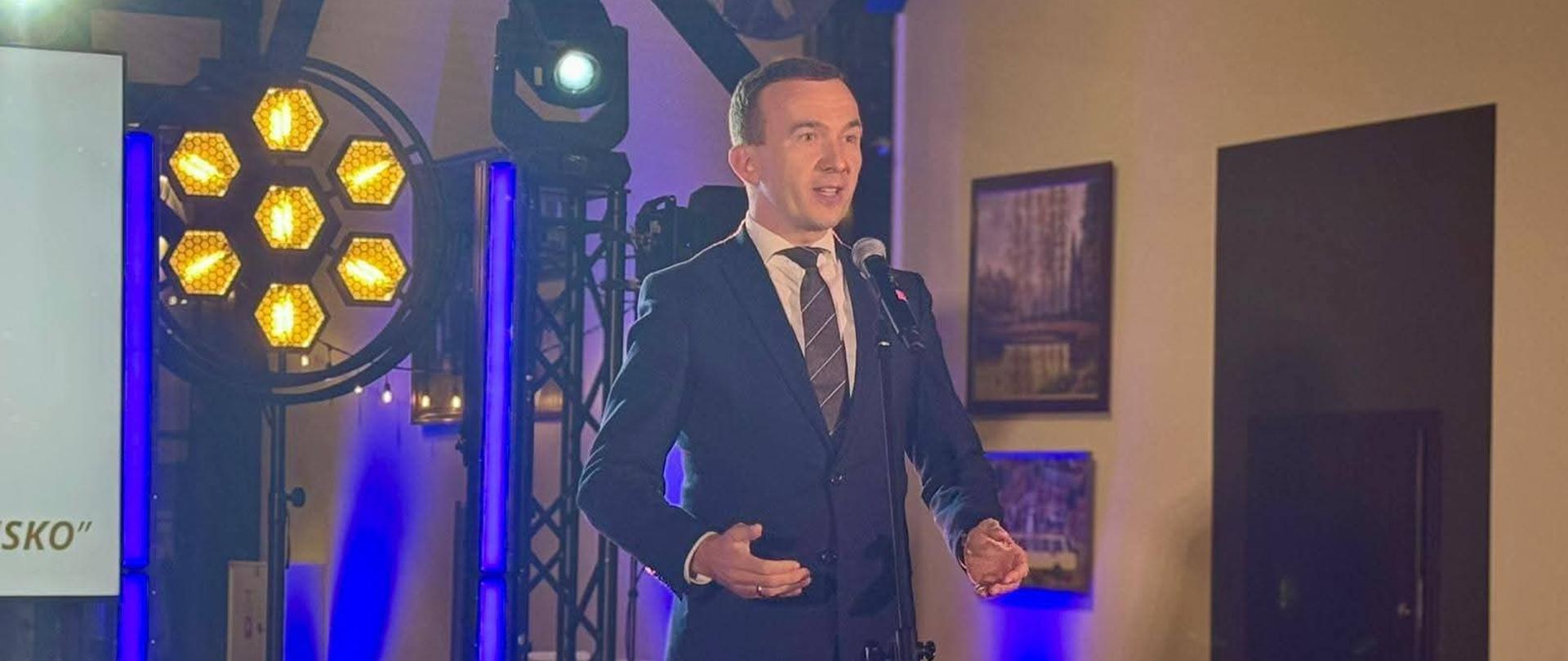 Zdjęcie przedstawia przemawiającego mężczyznę