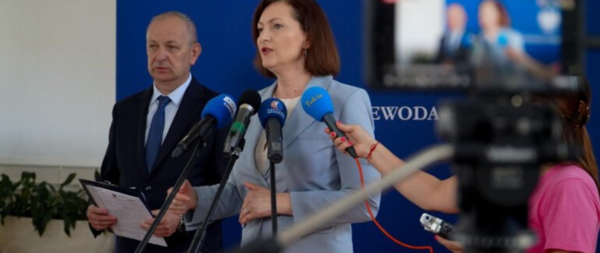 Wojewoda podkarpacki Ewa Leniart przemawia podczas konferencji prasowej. Obok stoi dyrektor Wydziału Infrastruktury PUW w Rzeszowie Krzysztof Sopel. 