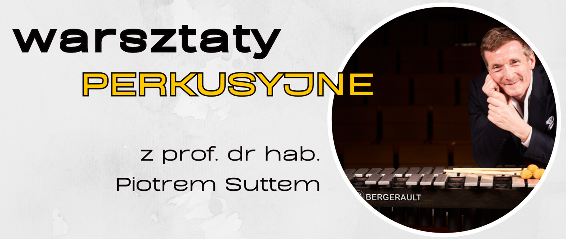 Baner w kolorze szarym. Od góry: czarny napis „warsztaty”, poniżej żółty napis „PERKUSYJNE”. Na środku baneru czarny napis: „z prof. dr hab. Piotrem Suttem”. Po prawej stronie okrągłe zdjęcie wykładowcy warsztatów opartego na wibrafonie.