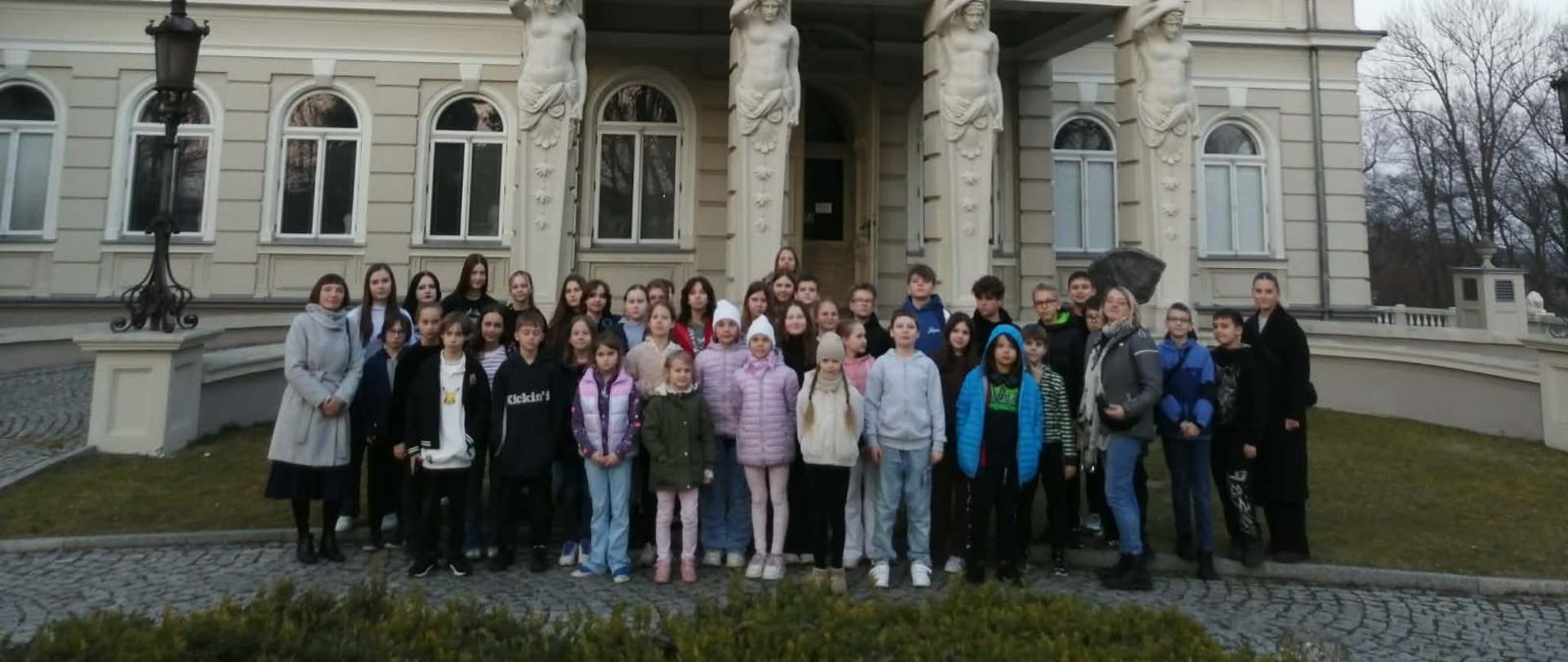 Grupa uczniow z nauczycielami przed pałacem w Kościelcu