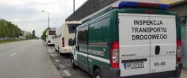 Od prawej: oznakowany furgon mazowieckiej Inspekcji Transportu Drogowego. Przed radiowozem stoi kontrolowany autobus linii regularnej.