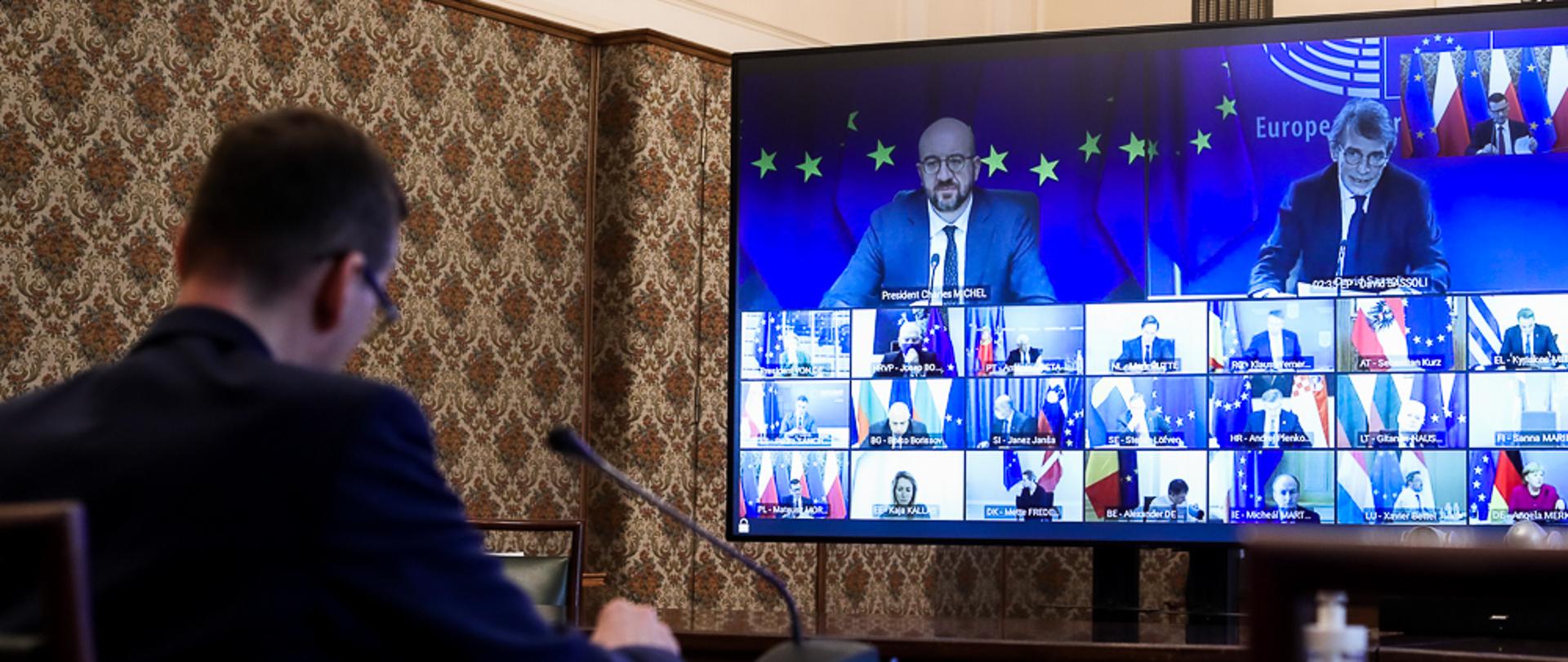 Widok zza premiera na trwającą wideokonferencję.