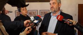 Minister J.K. Ardanowski podczas rozmowy z dziennikarzami