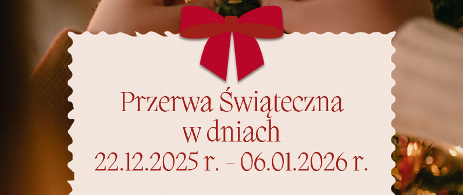 Na tle choinki widnieje informacja o przerwie świątecznej w dniach 22.12.2025 r. - 06.01.2026 r. na dole życzenia Wesołych Świąt!