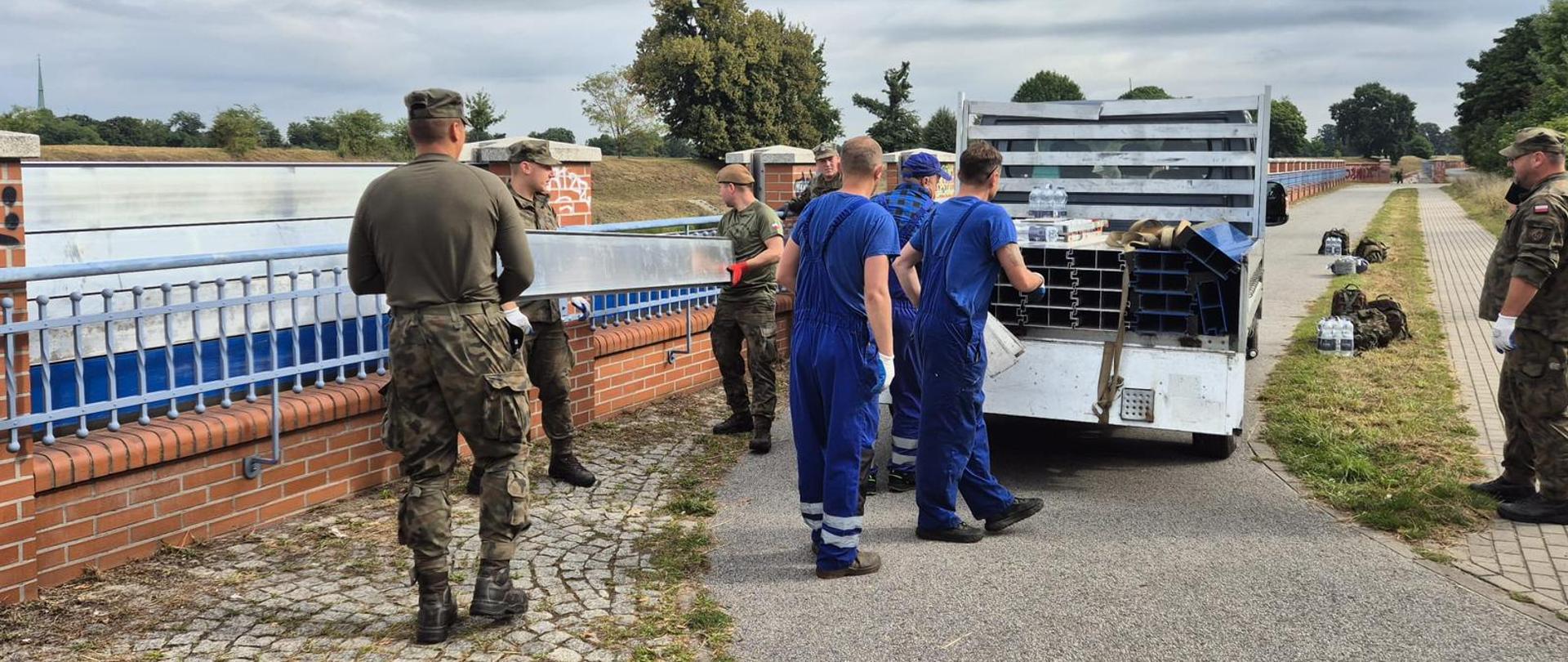 Montaż szandorów w rejonie Kanału Miejskiego we Wrocławiu podczas ćwiczeń Wyspa 2025