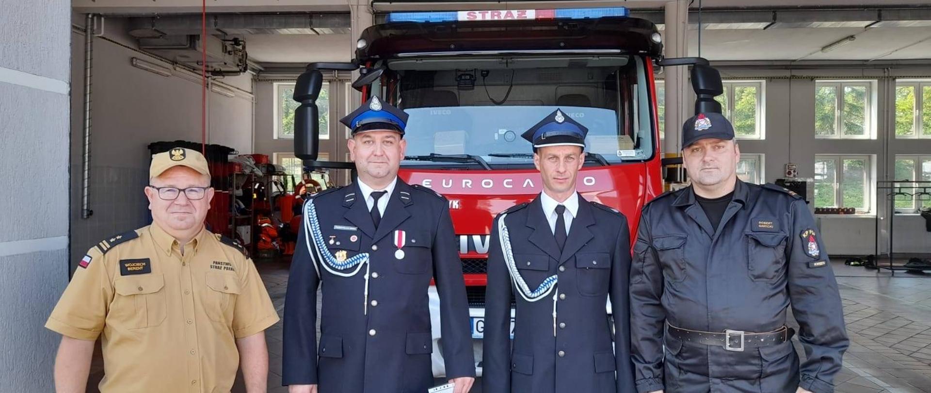 Na zdjęciu funkcjonariusze PSP oraz druhowie OSP