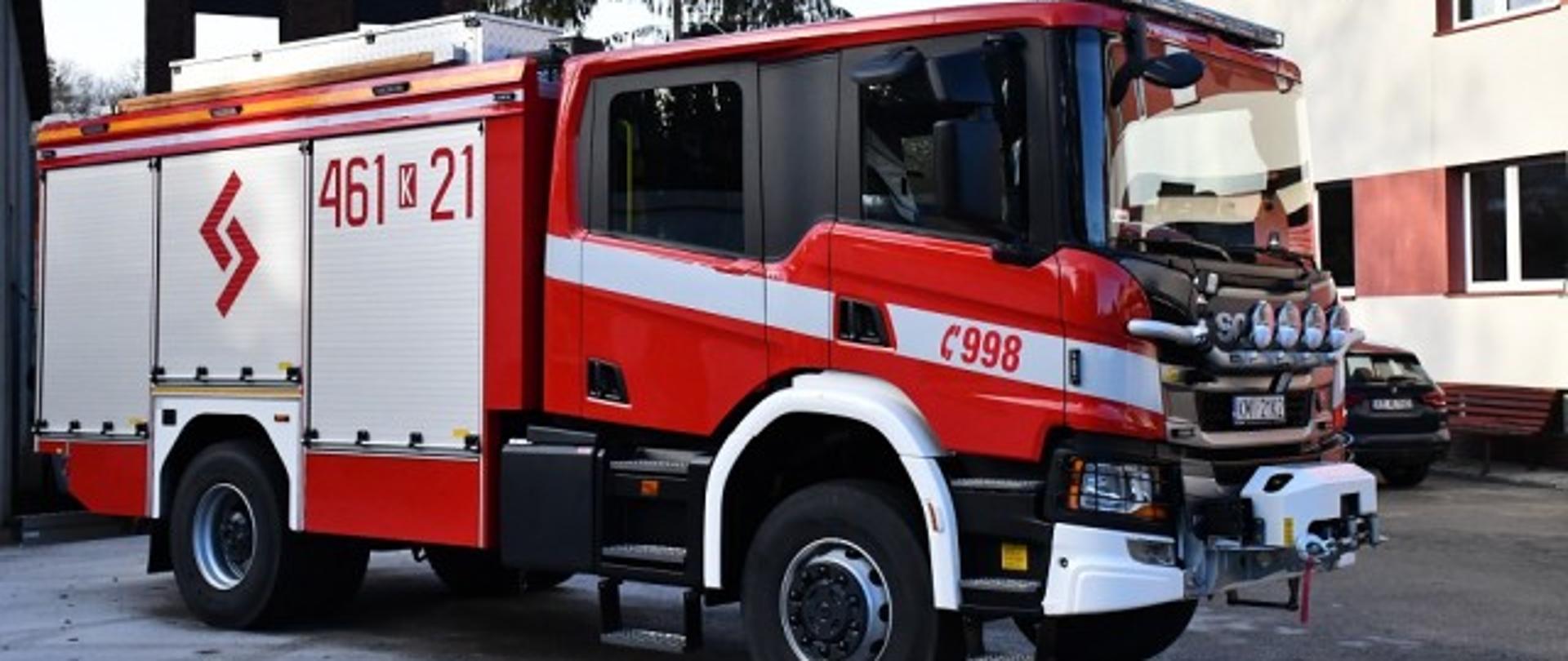 Samochód pożarniczy ratowniczo-gaśniczy. Czerwona ciężarowa strażacka z białymi żaluzjami w części ładunkowej i przedłużoną kabiną typu 4 drzwi z przodu reflektory i wyciągarka na dachu podłużna lampa sygnalizacji akustyczno-świetlnej koloru niebieskiego. Z boku na białej żaluzji czerwony napis przedstawiający numery operacyjne 641k21 i logo producenta pojazdu.
