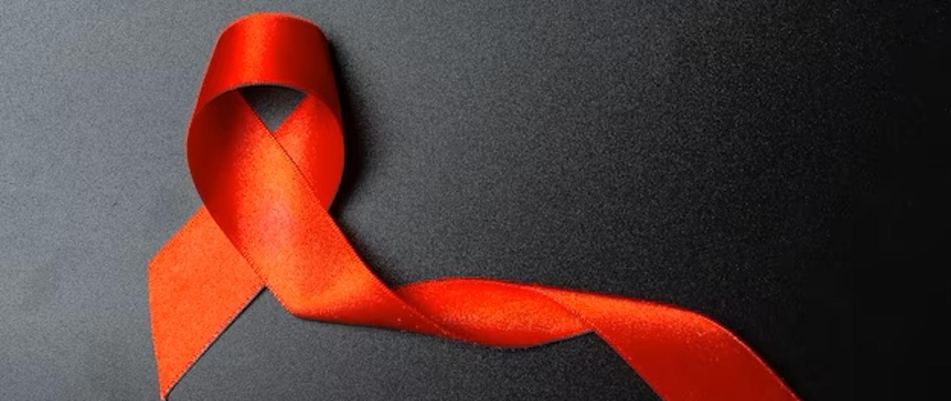 Na czarnym tle znajduje się czerwona wstążka , brak napisów 