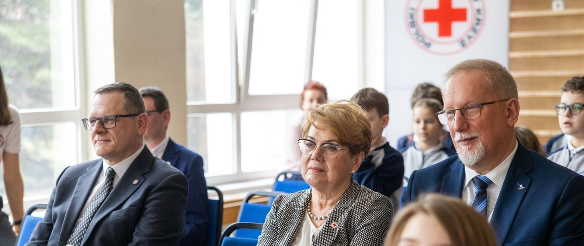 Dyrektor Generalny Łódzkiego Urzędu Wojewódzkiego Marcin Szmaja, prezes łódzkiego oddziału Polskiego Czerwonego Krzyża Jolanta Chełmińska i łódzki wicekurator oświaty Jarosław Krajewski. 