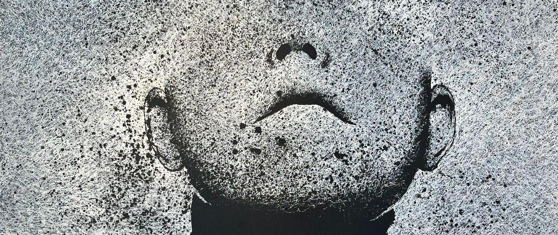 Czarno-biały portret półpiersia osoby (ramiona i twarz do górnego poziomu uszu, oczy już niewidoczne) zawieszony na ścianie. Pod nim napis: Zamyślenie, akryl, korektor, płótno, 2024 r.