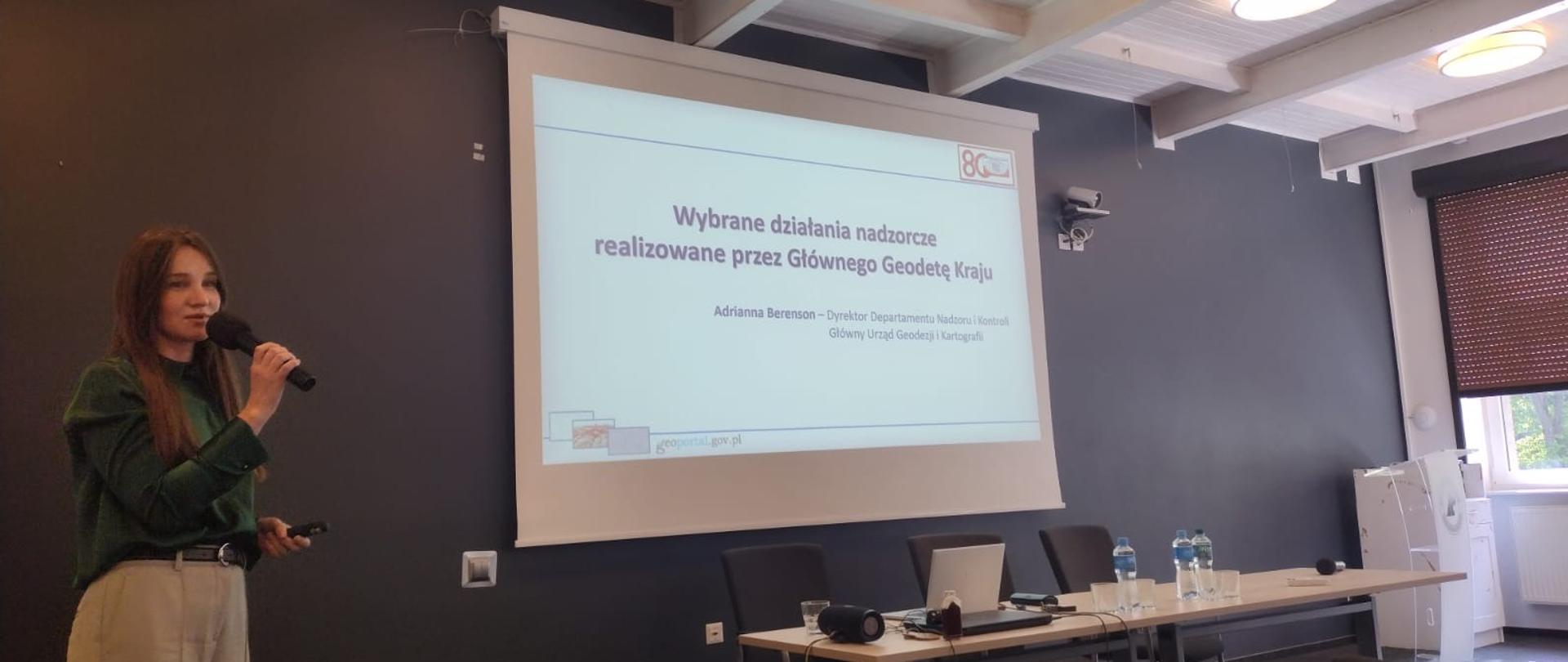 Dyrektor Departamentu Nadzoru i Kontroli Adrianna Berenson podczas prezentacji