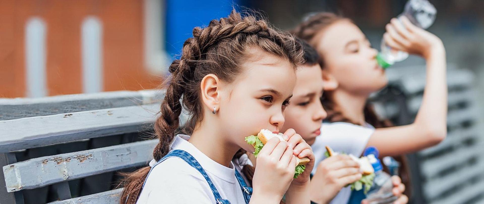 zdjęcie przedstawia dzieci jedzące śniadanie