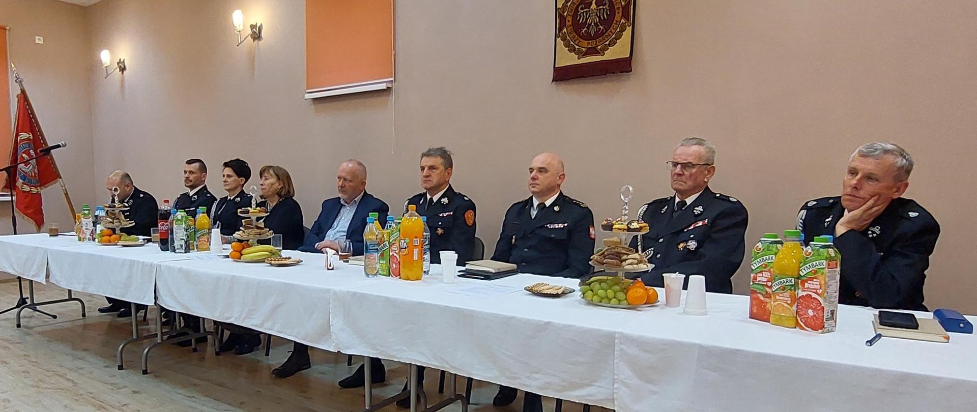 Na zdjęciu przy stole prezydialnym siedzą: poseł, przedstawiciele władz samorządowych, komendant powiatowy PSP Limanowa, władze powiatowe i gminne oraz jednostki związku OSP RP 
