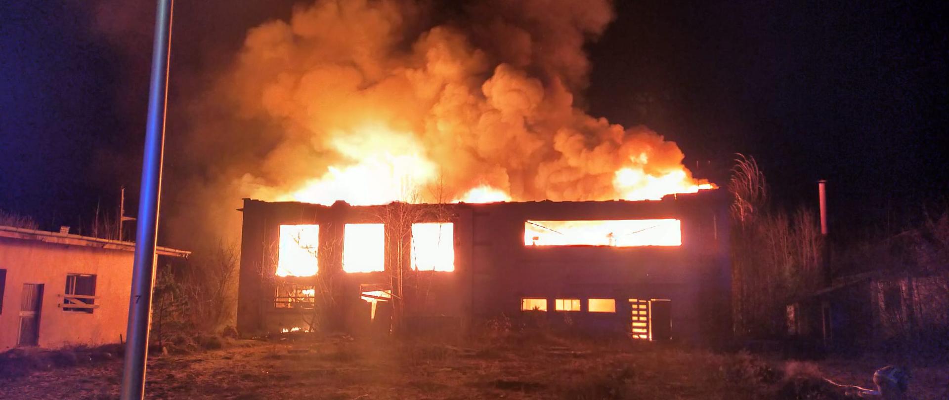 Na zdjęciu widoczni strażacy podczas prowadzenia akcji ratowniczo – gaśniczej.