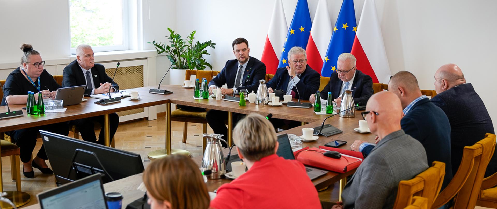 Uczestnicy spotkania Zespołu Zarządzania Kryzysowego (fot. MRiRW)