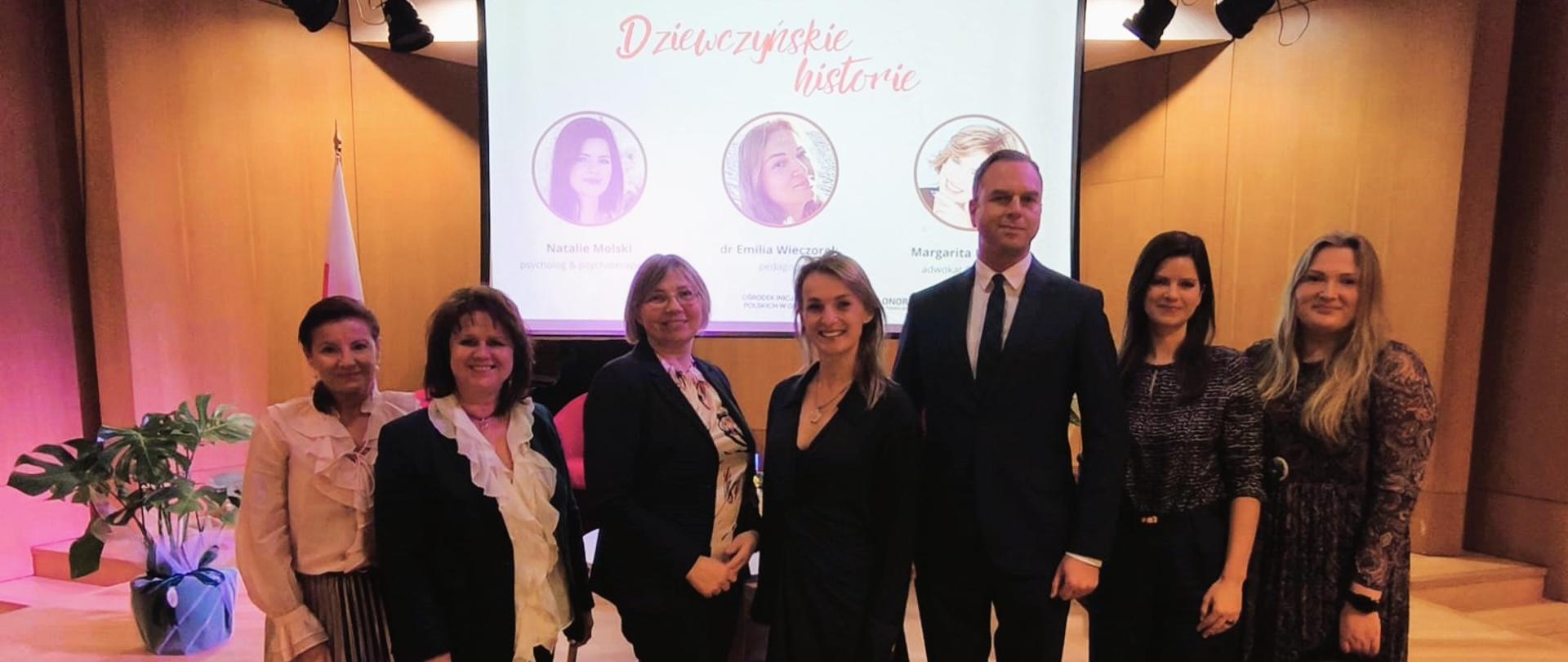 "Dziewczyńskie historie" w Atenach