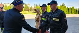 Na zdjęciu uroczysta zmiana służby - Zakończenie służby przygotowawczej - wręczenie przez Komendanta Powiatowego aktów mianowania na wyższe stanowiska służbowe w służbie stałej