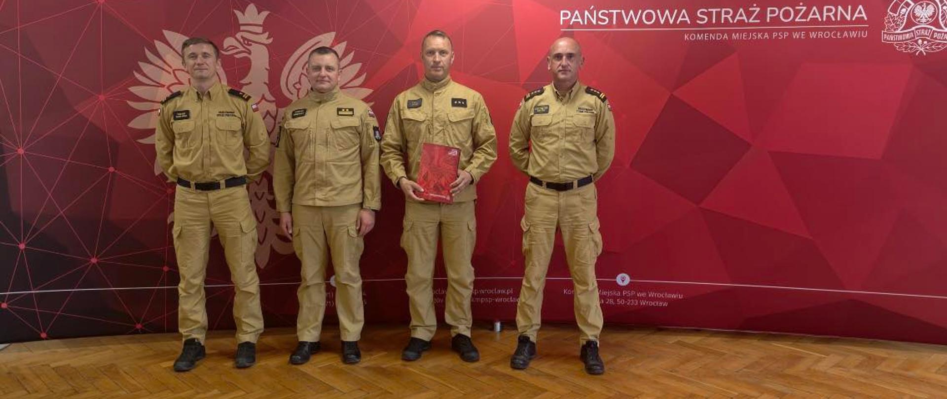 Pamiątkowe zdjęcie funkcjonariuszy PSP podczas uroczystego wręczenia powołania na wyższe stanowisko służbowe