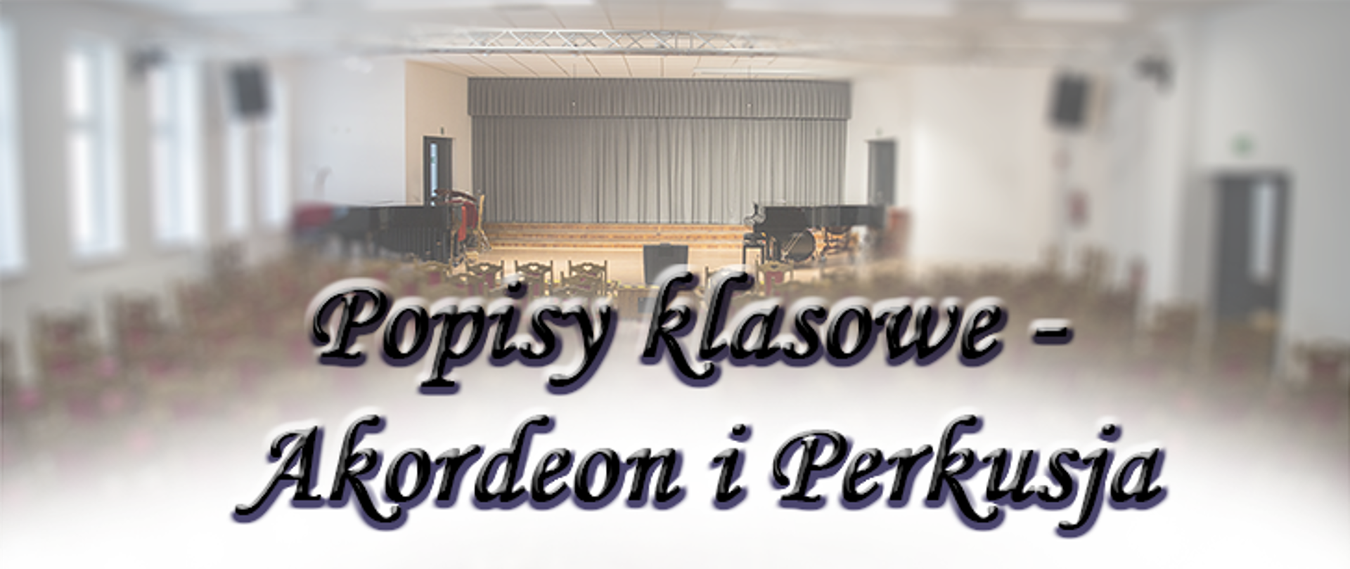 Zdjęcie sali koncertowej w centrum niecona osią poziomą scena, pod osią poziomą rozmyte krzesła widowni, od połowy w dół napis czarny Popisy klasowe - akordeon i perkusja
